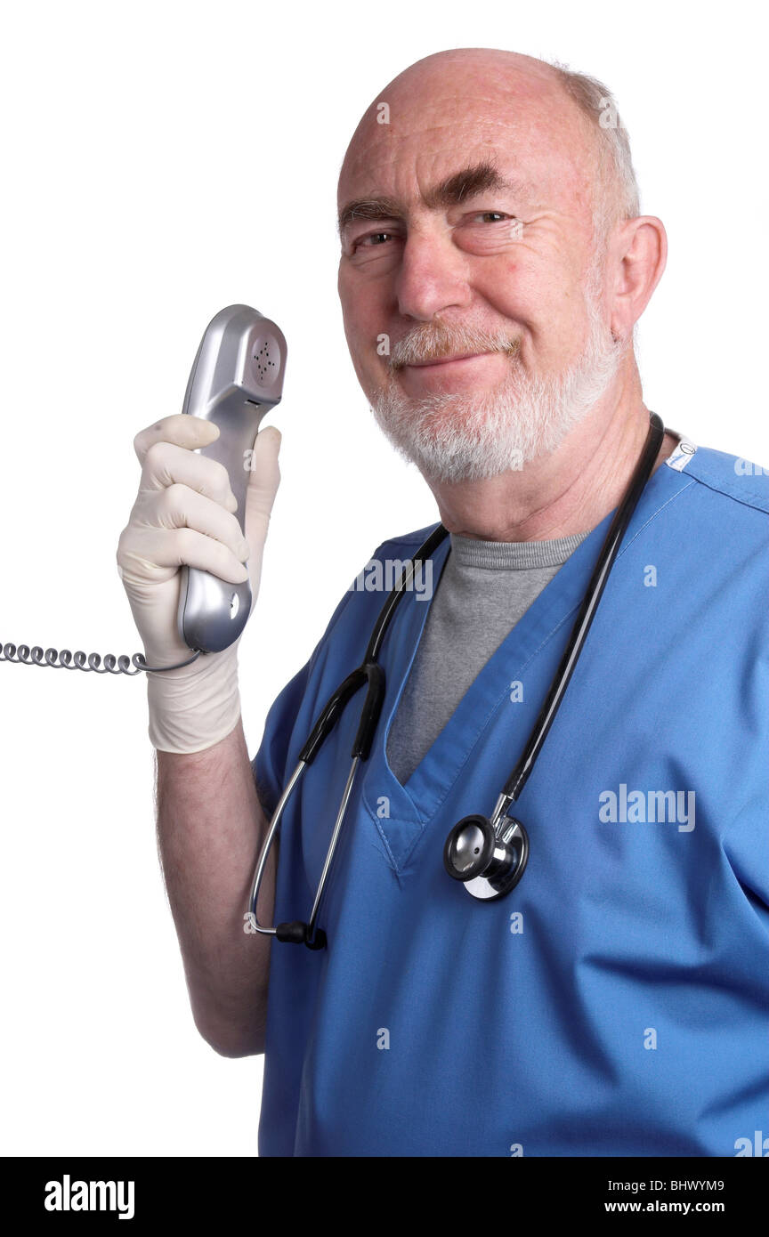 Chirurgo tenendo il telefono Foto Stock