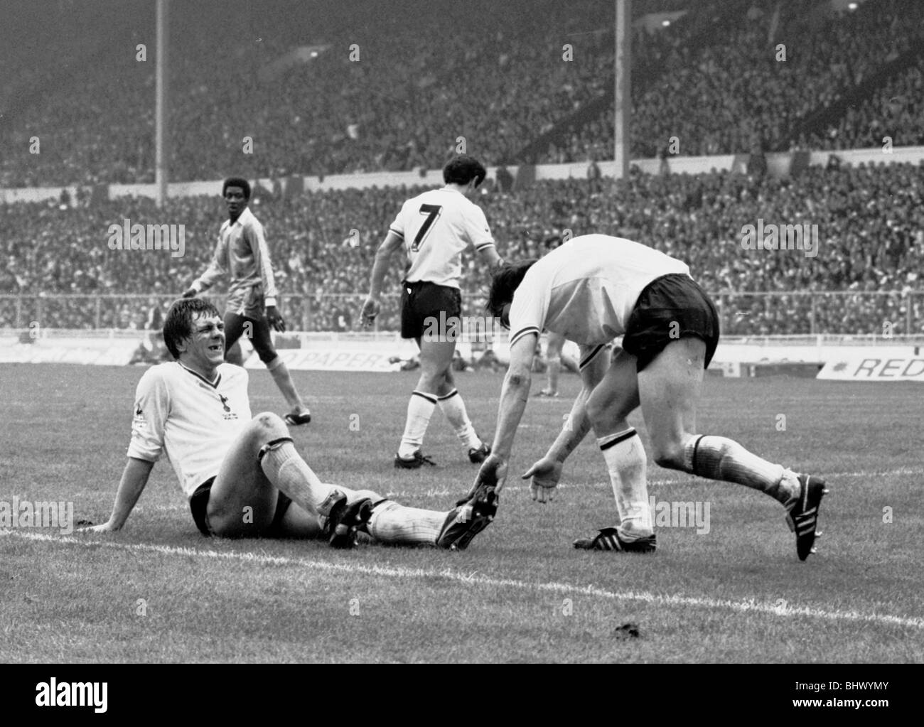 1981 Finale di FA Cup a Wembley Stadium Manchester City v Tottenham Hotspur contrafforti Graham Roberts smorfie nel dolore come egli riceve i crampi Foto Stock