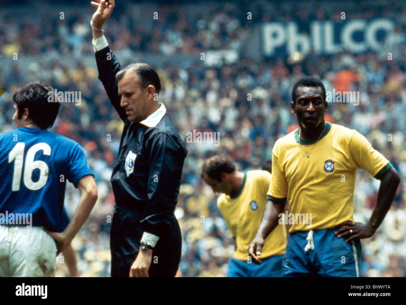 World Cup match finale presso lo Stadio Azteca di Città del Messico Brasile  4 v Italia 1 stelle brasiliano Pelé aggiudicato un calcio di punizione da  arbitro Giugno 1970 Foto stock - Alamy