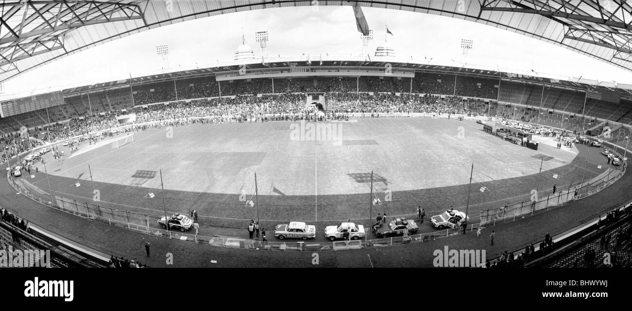 L'inizio del Daily Mirror World Cup Rally dallo stadio di Wembley 19 Aprile 1970 Foto Stock