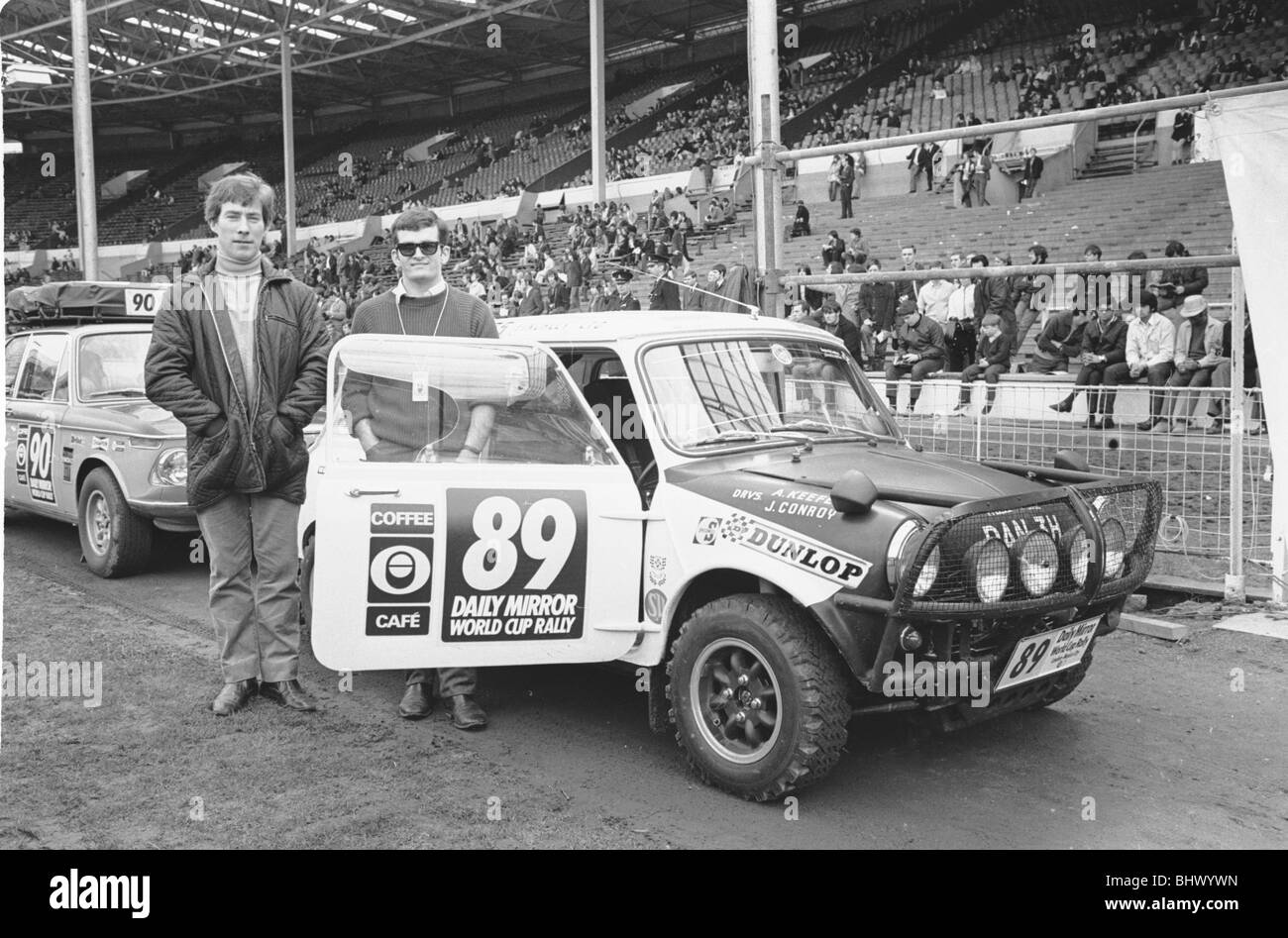 Allan Keefe e J Conroy accanto alla loro Austin Mini Cooper S all'inizio del Daily Mirror World Cup Rally 19 Aprile 1970 Foto Stock
