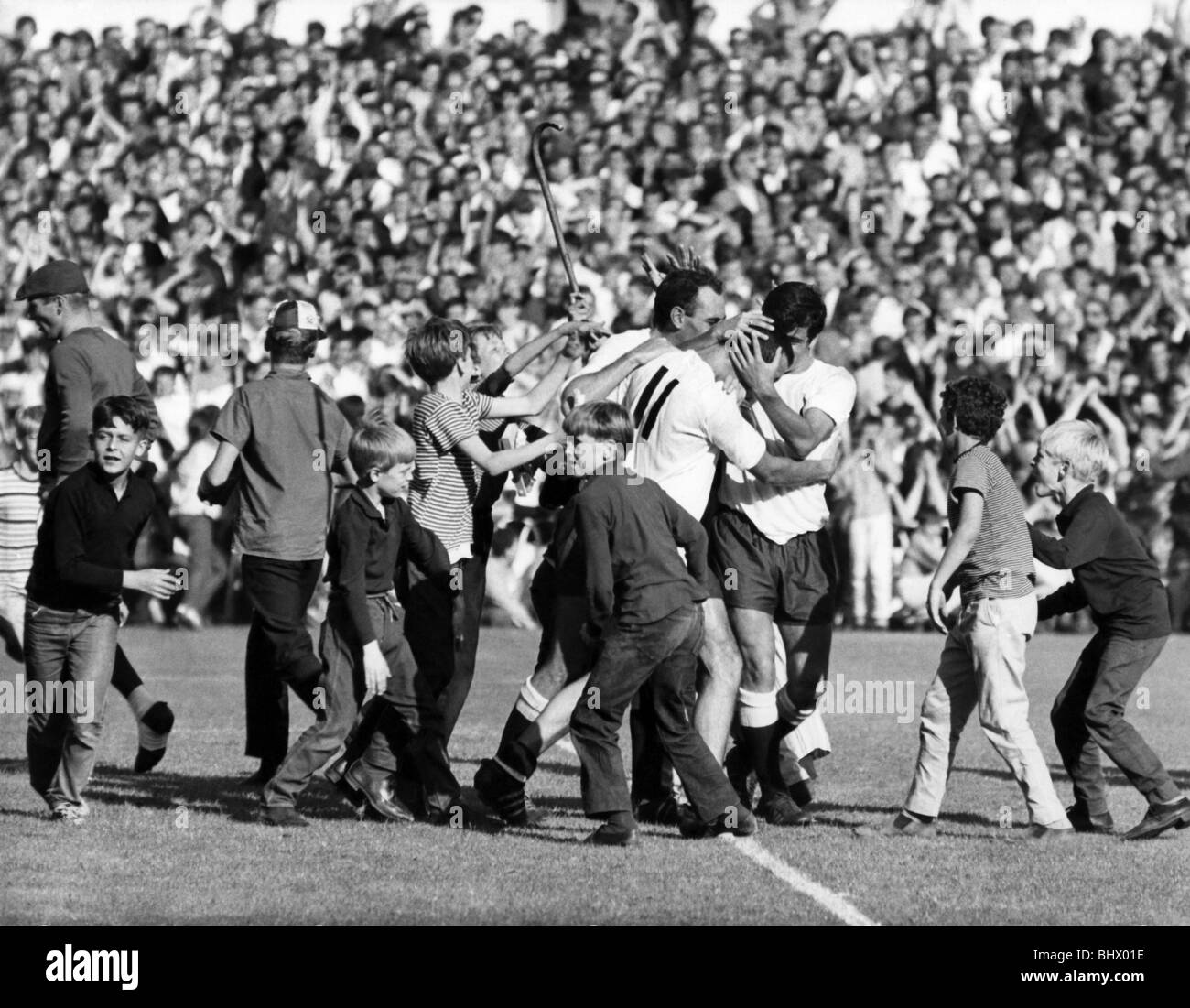 English League Division One corrispondono a White Hart Lane. Tottenham Hotpur 2 V Manchester United 1. Keith Weller (n. 11) di speroni Foto Stock