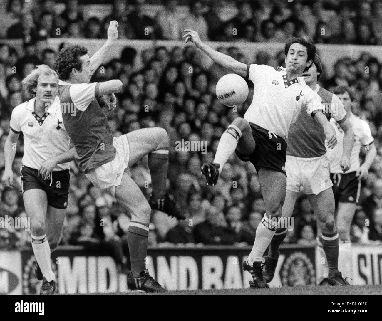 Arsenal v Tottenham 1979/1980 stagione. Liam Brady (sinistra) con Ardiles Osvaldo Ardiles nel centrocampo tussle. Aprile 1980 P011173 Foto Stock