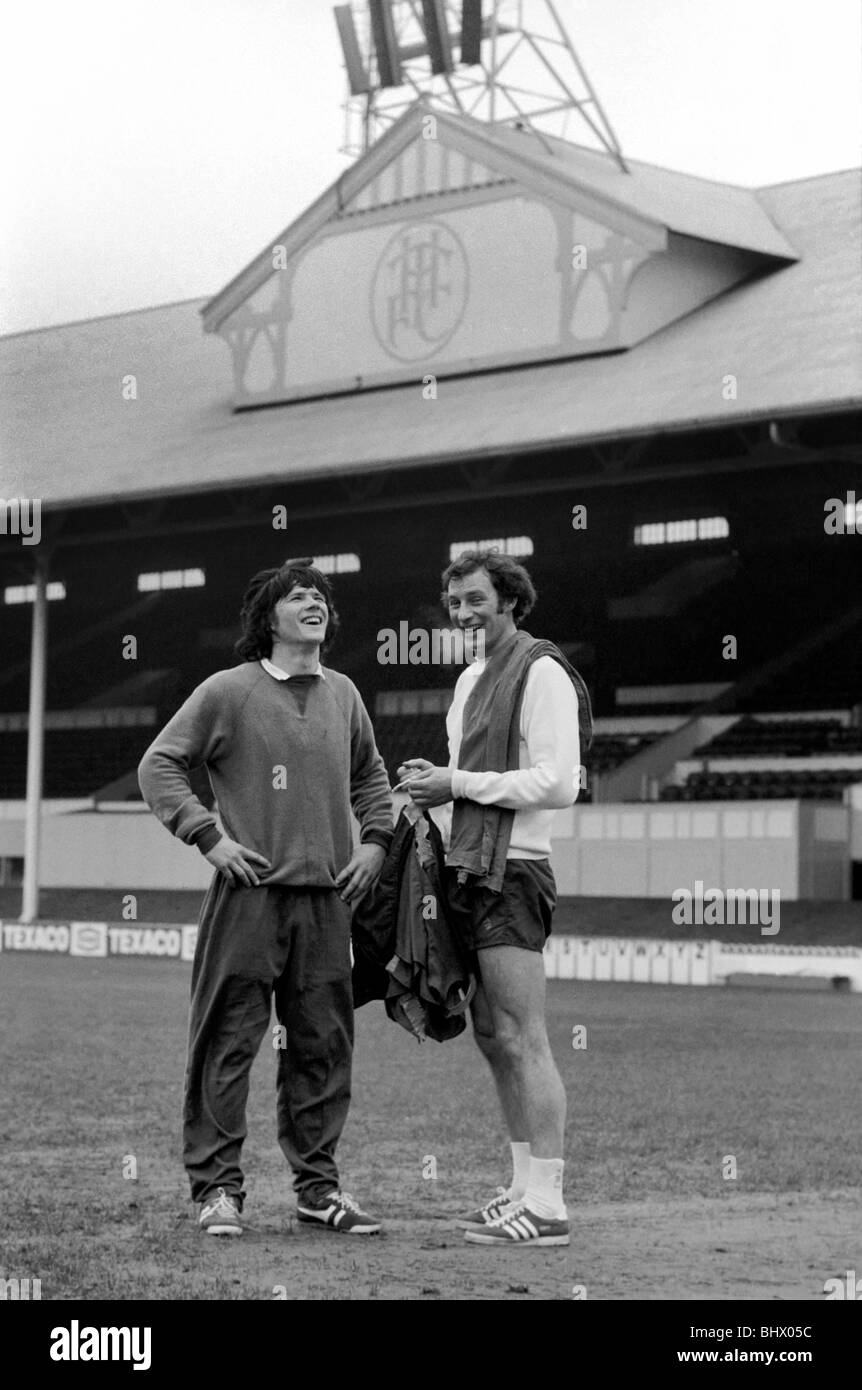 Tottenham Hotspur F.C.: Tottenham Hotspur Manager Terry Neill con Skipper Steve Perryman. Marzo 1975 75-01547 Foto Stock