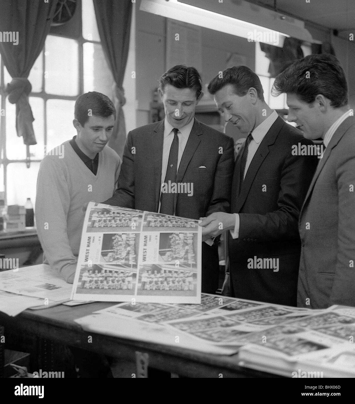 Bill Brown di Tottenham Hotspurs che gestisce una società di stampa mostra West Ham giocatori Ron Boyce (sinistra) Ken Brown e John Lyle Foto Stock