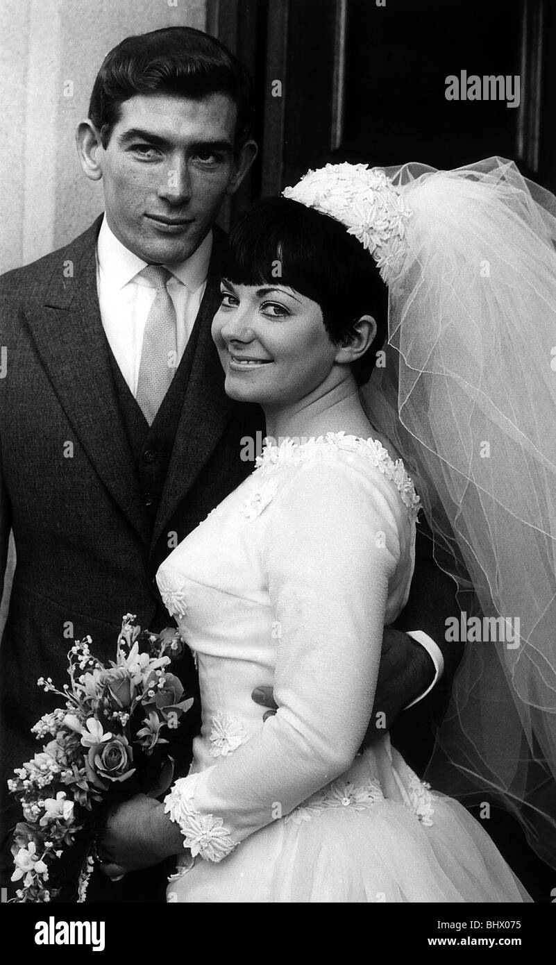Pat Jennings portiere del Tottenham Hotspur, Jan 1967 ottiene sposata al cantante Eleanor Toner a St Mary's, Holly Place NW3 Foto Stock