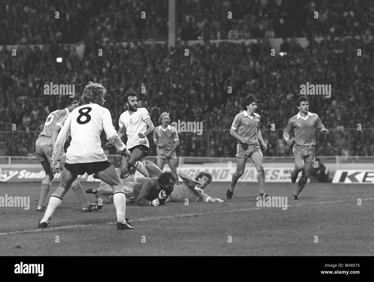 Tottenham Hotspur v Manchester City FA Cup finale di maggio 1981 Replay Ricardo Villa festeggia un goal, Spurs ha vinto il gioco. Foto Stock