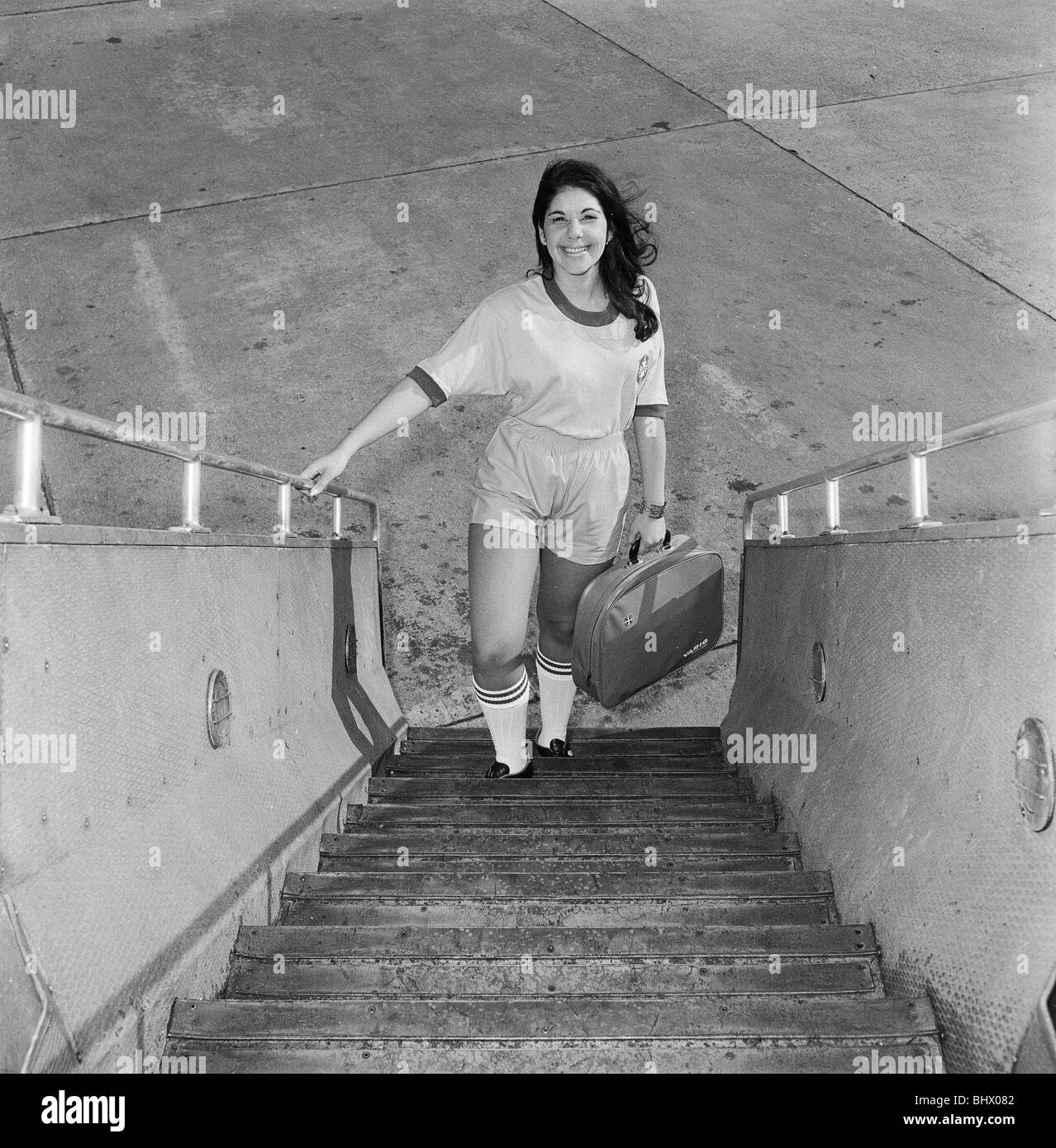 1970 Fase finale della Coppa del Mondo in Messico. Diciannovenne Michelle Tawil indossa la maglietta brasile all'Aeroporto di Manchester come schede di lei Foto Stock
