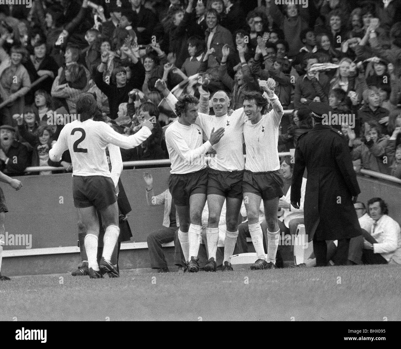 Il calcio Tottenham Hotspur v Arsenal Ottobre 1973 Ciao alround per spinge l'uomo Alan Gilzean, dopo aver segnato il primo goal. Foto Stock