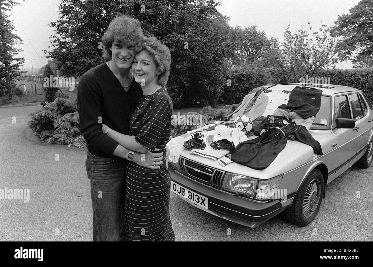 Il calciatore Glenn Hoddle con la moglie Anna e la nuova vettura 1982 una Saab 900 turbo tra i doni che egli ha ricevuto Foto Stock