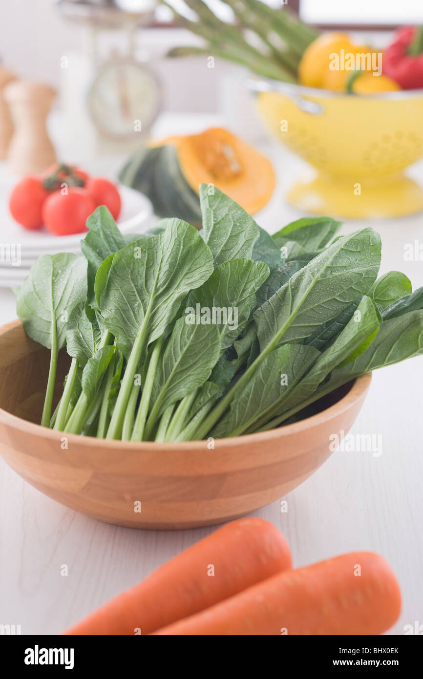 Senape giapponese gli spinaci in una ciotola Foto Stock