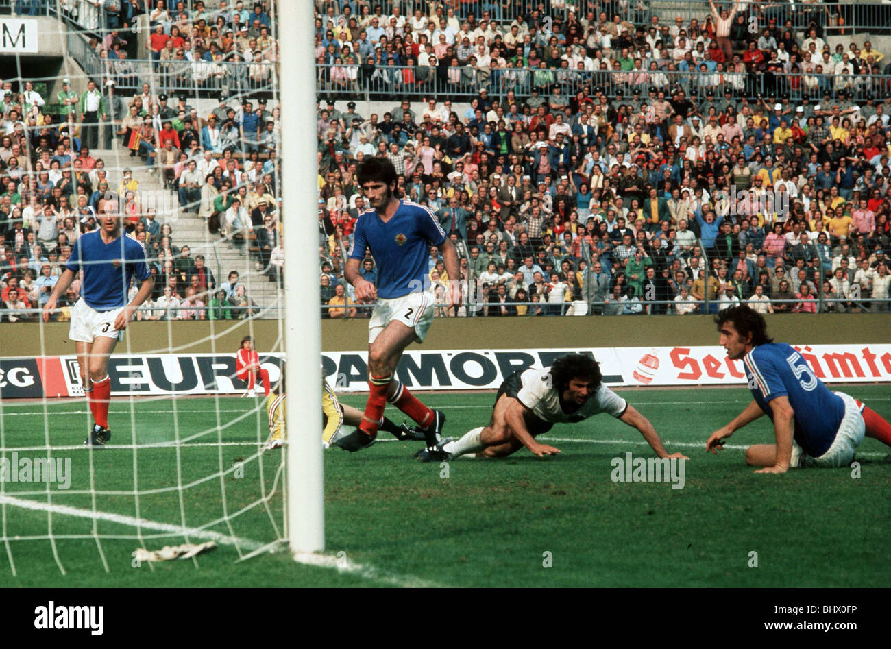 Coppa del Mondo di Calcio 1974 in Germania Ovest 2 Holland 1 a Monaco di Baviera Gerd Muller (Germania) punteggi secondo gol contro l'Olanda Foto Stock