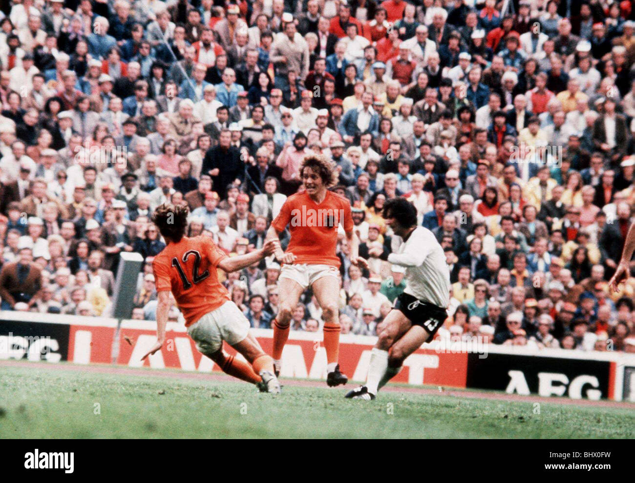 Coppa del Mondo di Calcio 1974 in Germania Ovest 2 Holland 1 a Monaco di Baviera Gerd Muller (Germania) battiti Krol (12) e Haan di segnare goal vincente Foto Stock