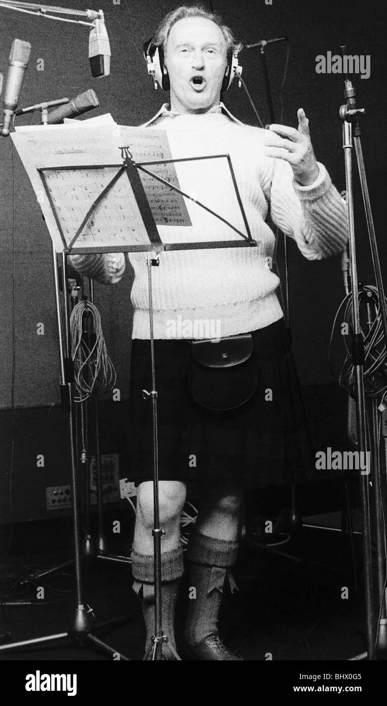 Gordon Jackson attore in studio di registrazione 1974 Scottish World Cup canzone Look out Monaco di Baviera qui veniamo Foto Stock