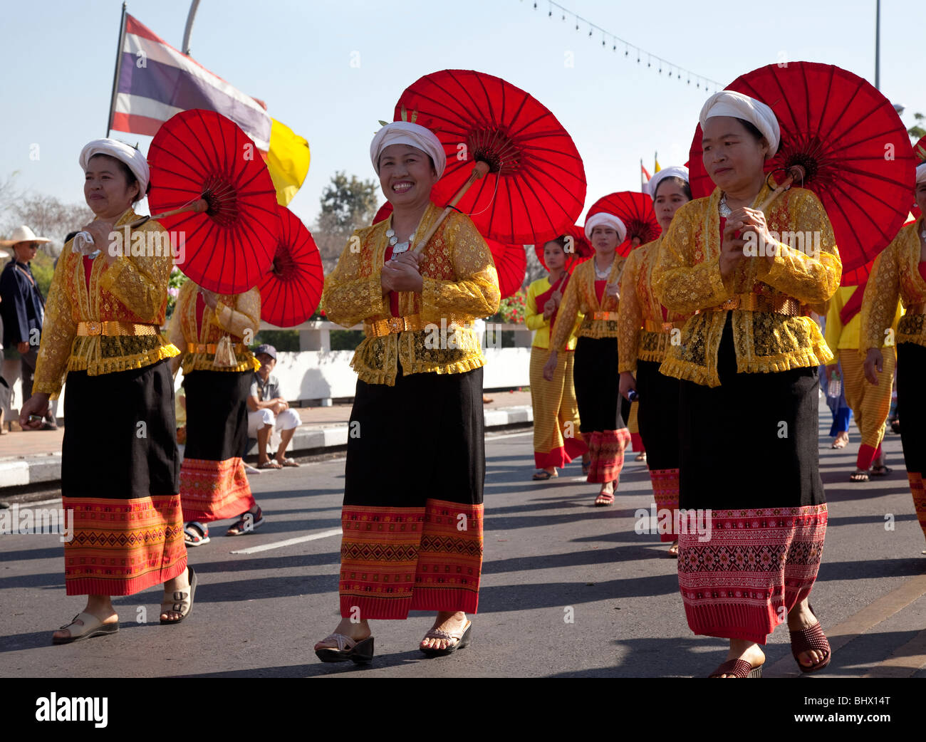 Fiori in mostra, antica e moderna arte floreale allegramente decorate adornato, sfilata di carri allegorici realizzati con fiori colorati; xxxiv Chiang Mai Festival dei Fiori. Foto Stock