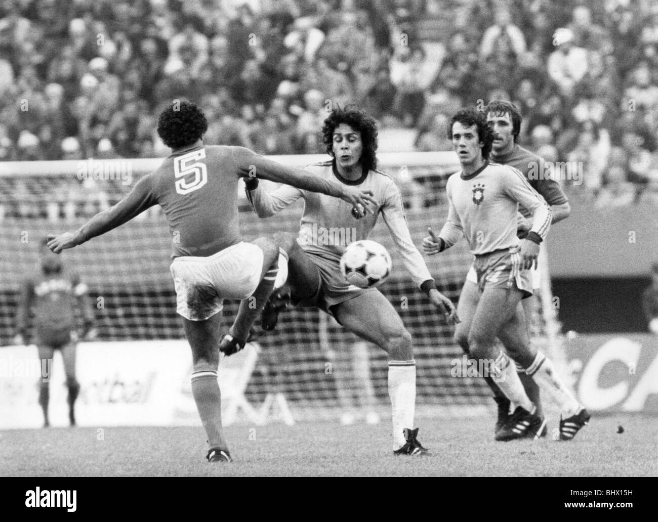 Giugno 1978 World Cup terzo posto play off match, Buenos Aires. Brasile 2 v Italia 1 Claudio Gentile dell'Italia volti Batista del Brasile Foto Stock