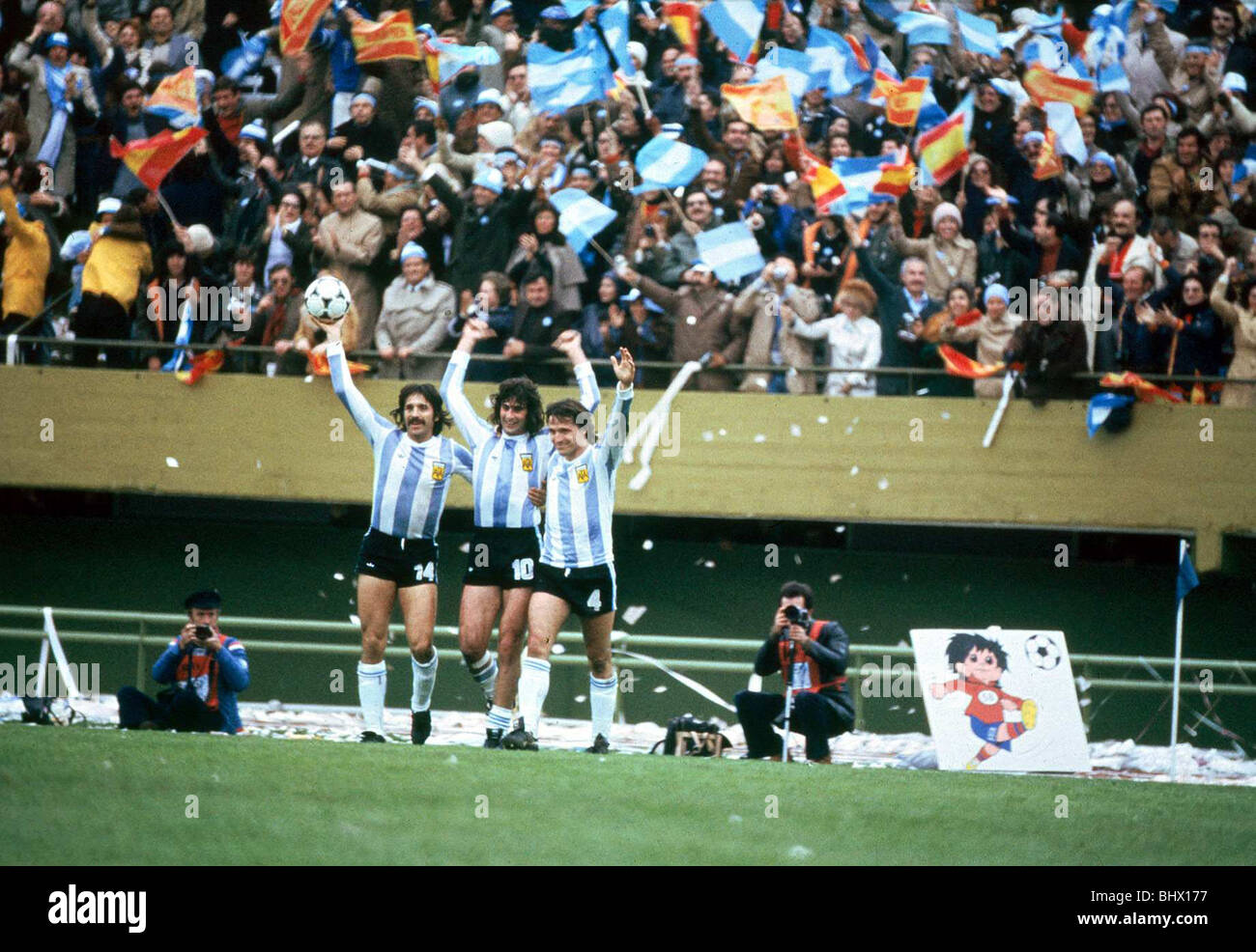 Argentina giocatori (L - R) Luque, Kempes e Bertoni visto qui per celebrare il loro successo contro l'Olanda nel 1978 finale di Coppa del Mondo in Argentina. Sport Coppa del Mondo di Calcio i calciatori giocatori celebrazione vittoria Football Stadium fotografi sportivi sostenitori di registro di giugno 1978 anni settanta ©Mirrorpix Foto Stock