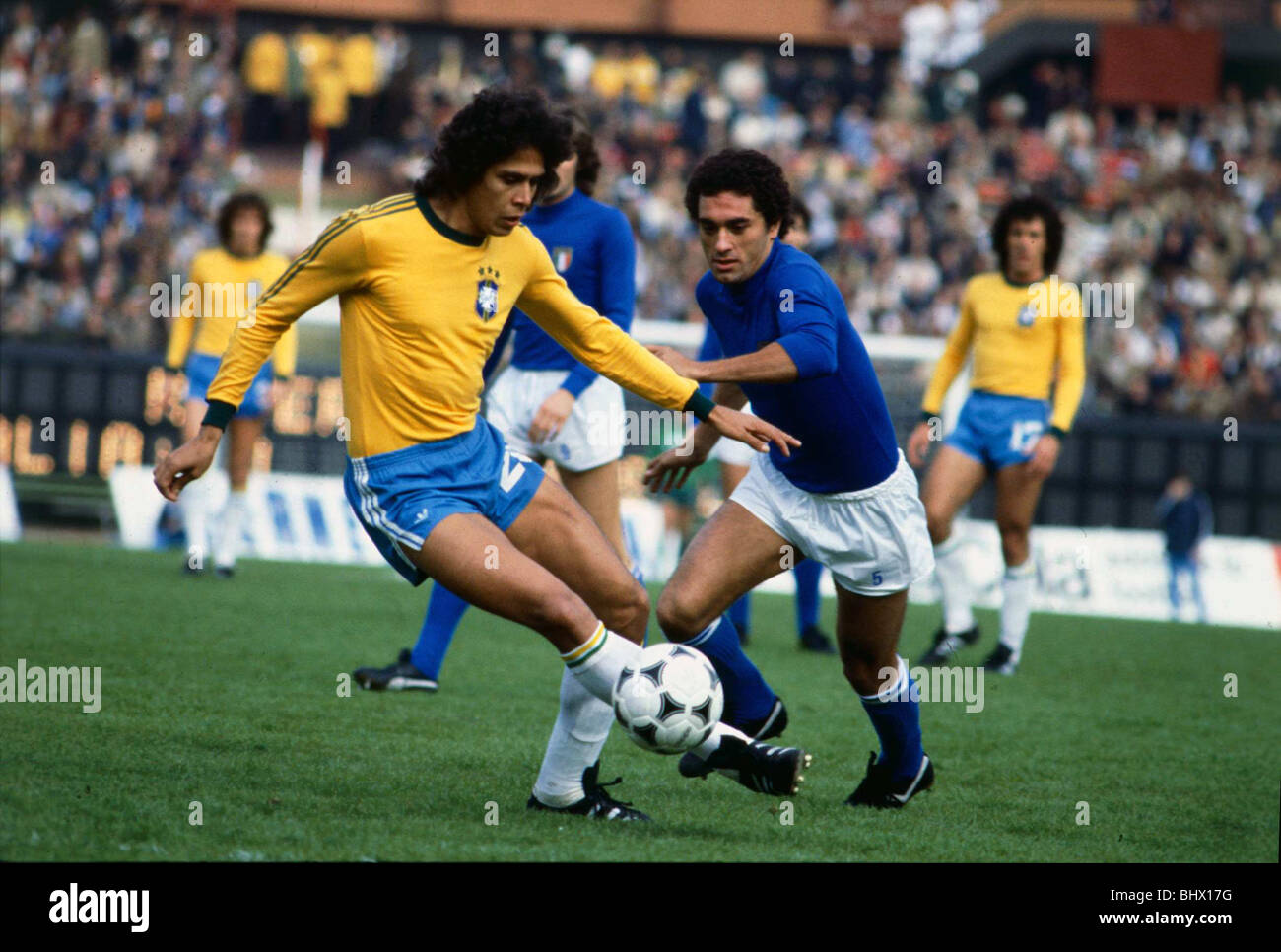 World Cup 1978 3° posto play off Italia 2 Brasile 1 Claudio Gentile (blu) insegue Roberto Dinamite come egli controlla il fiume a sfera Foto Stock