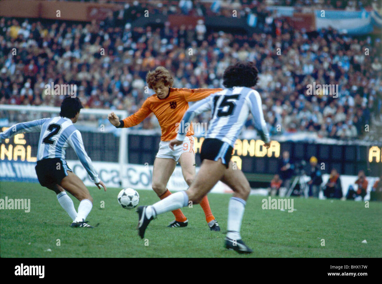 World Cup 1978 Final Holland 1 Argentina 3 dopo un tempo supplementare Adrianus Haan (9) controlla la sfera come Osvaldo Ardiles (2) chiude a. River Plate ,Buenos Aires Foto Stock
