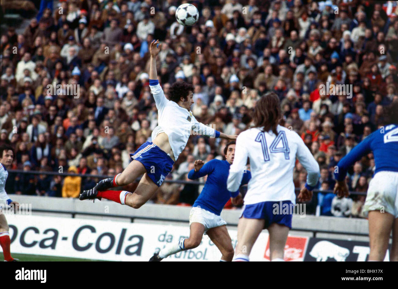 World Cup 1978 gruppo 1 Francia 1 Italia 2 Michel Platini (15) si getta in aria cercando di arrivare alla fine di una croce. guardato da Marc Berdoll (14) Mar del Plata Foto Stock