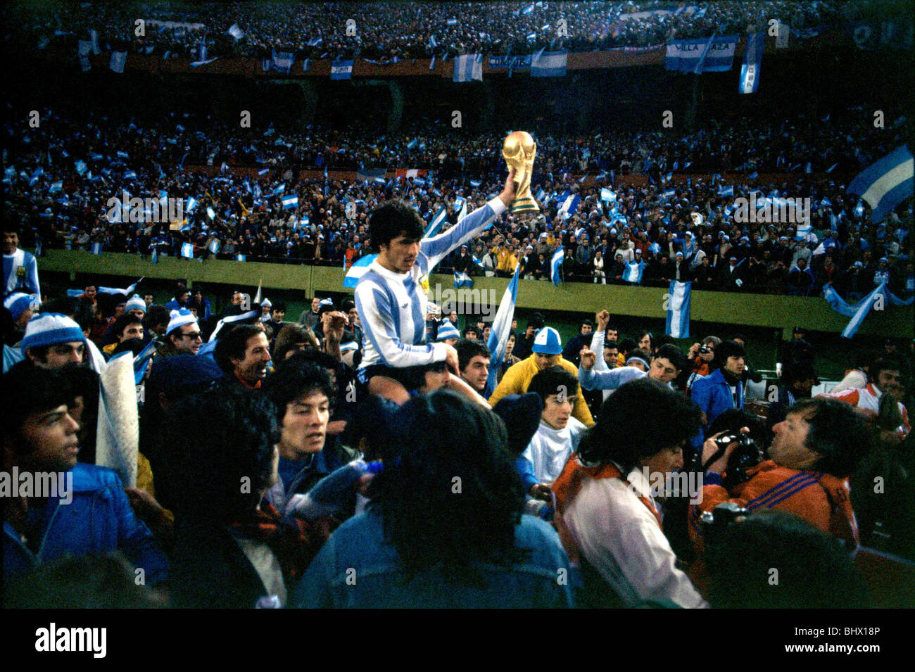 World Cup 1978 Final Holland 1 Argentina 3 dopo un tempo supplementare argentino i fan portano Daniel Passarella sulle loro spalle, come egli detiene la coppa del mondo aloft River Plate ,Buenos Aires Foto Stock