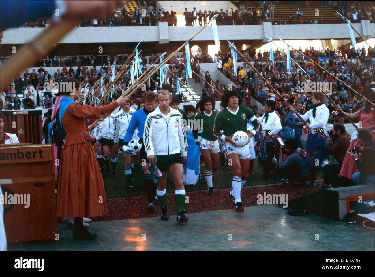 World Cup 1978 gruppo 2 Germania Ovest 6 Messico 0 Eduardo Ramos (verde) e Berti Vogts portano le squadre al di fuori del tunnel La Plata Foto Stock World Cup 1978 gruppo 2 Germania Ovest 6 Messico 0 Eduardo Ramos (verde) e Berti Vogts portano le squadre al di fuori del tunnel La Plata Foto Stock