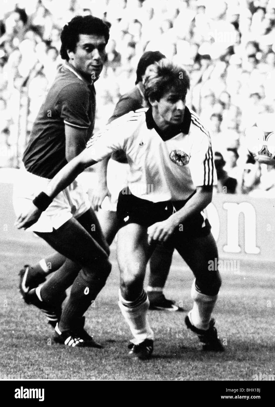 Football World Cup Final 1982 Italia 3 Germania Ovest 1 in Madrid Pierre Littbarski (Germania ovest) e Gentile (Italia) Foto Stock