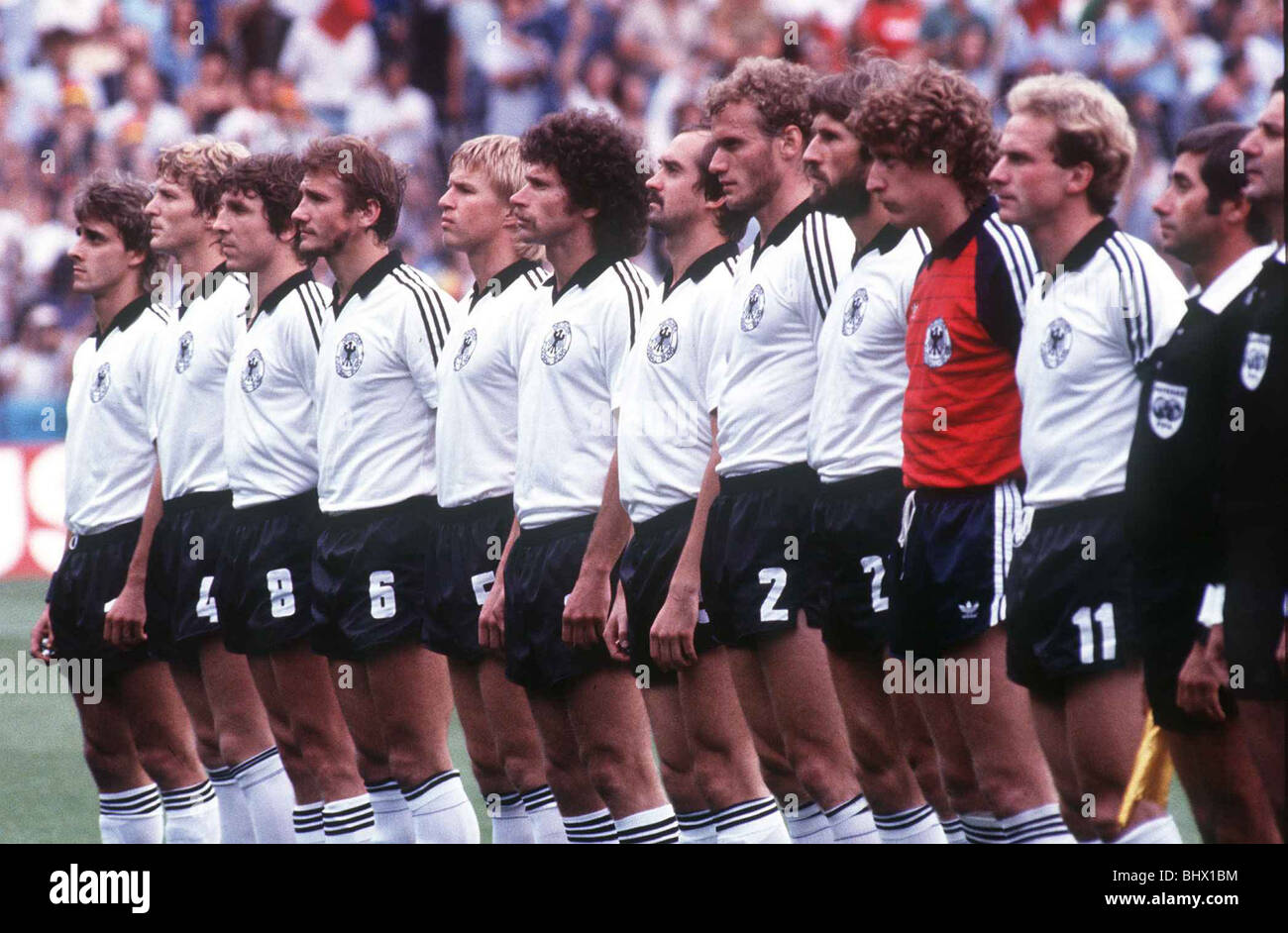 Football World Cup Final 1982 Italia 3 Germania Ovest 1 in Madrid Team tedesco L a R: Littarski, Karl Heinz Forster, Fischer, Dremmler, Bernd Forster, Breitner, Stielike, Briegel, Kaltz, Schumacher, Rummenigge, Foto Stock