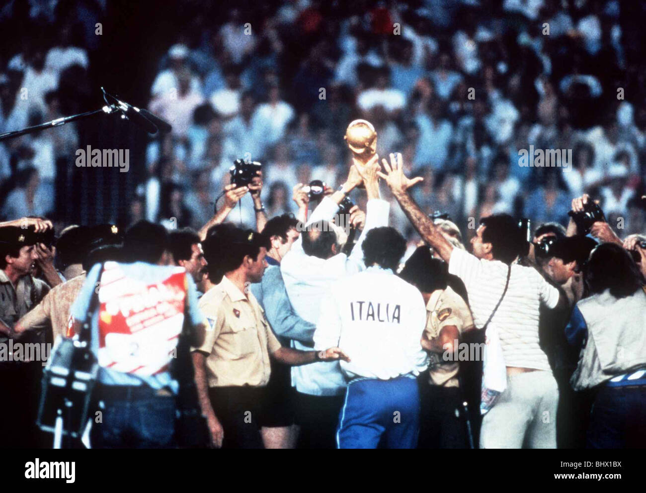Football World Cup Final 1982 Italia 3 Germania Ovest 1 in Madrid Enzo Bearzot calcio italiano manager mantiene la Coppa del Mondo sopra la testa Foto Stock