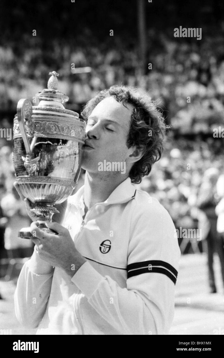 Wimbledon 1983: Uomini finale: John McEnroe v. Chris Lewis. I vincitori e la presentazione. Luglio 1983 83-3737-064 Foto Stock