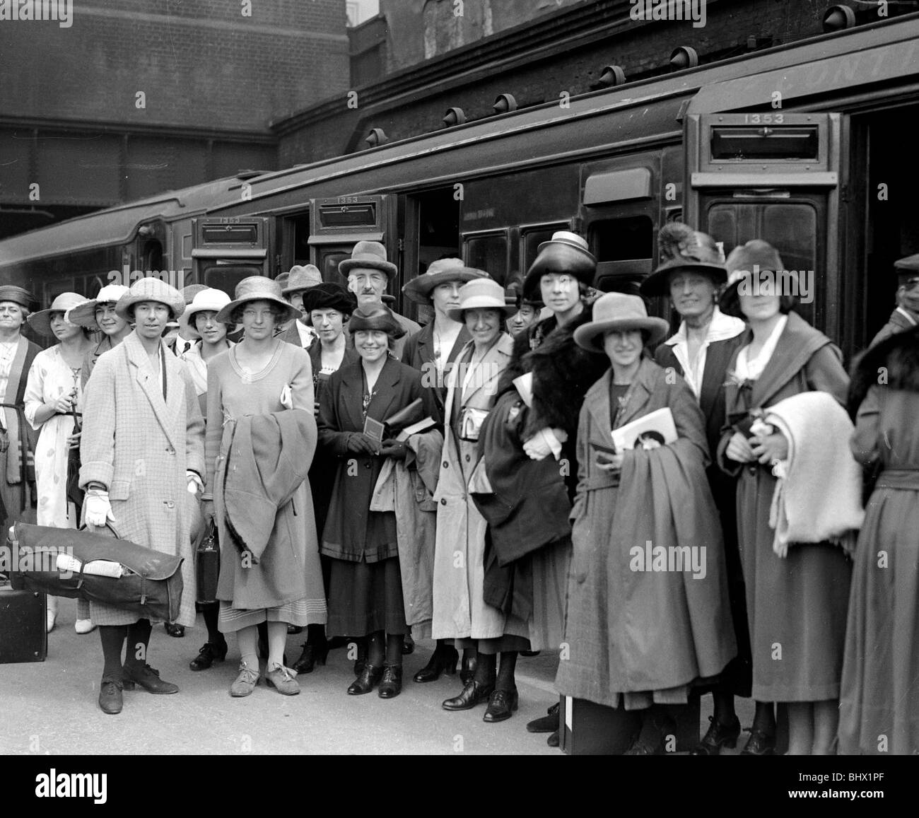 Parigi 1922 British Donne Squadra in corrispondenza di una stazione ferroviaria a Londra prima della partenza per sempre prima la pista internazionale di incontrarsi per Foto Stock