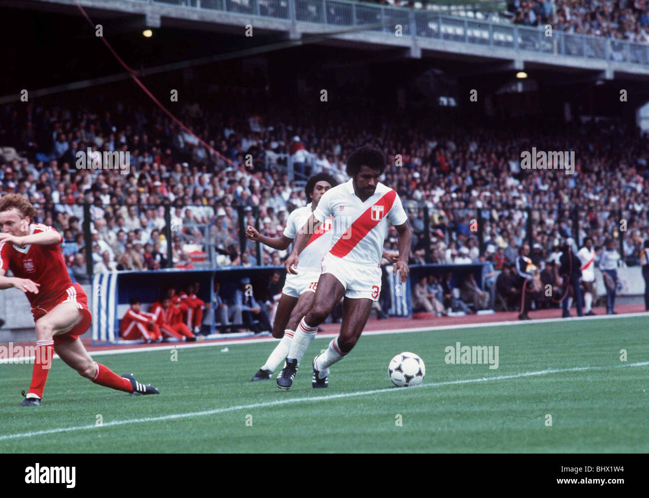 Perù 1 Polonia 5 World Cup 1982 gruppo 1 Rafael Salguero in attacco per il Perù Foto Stock