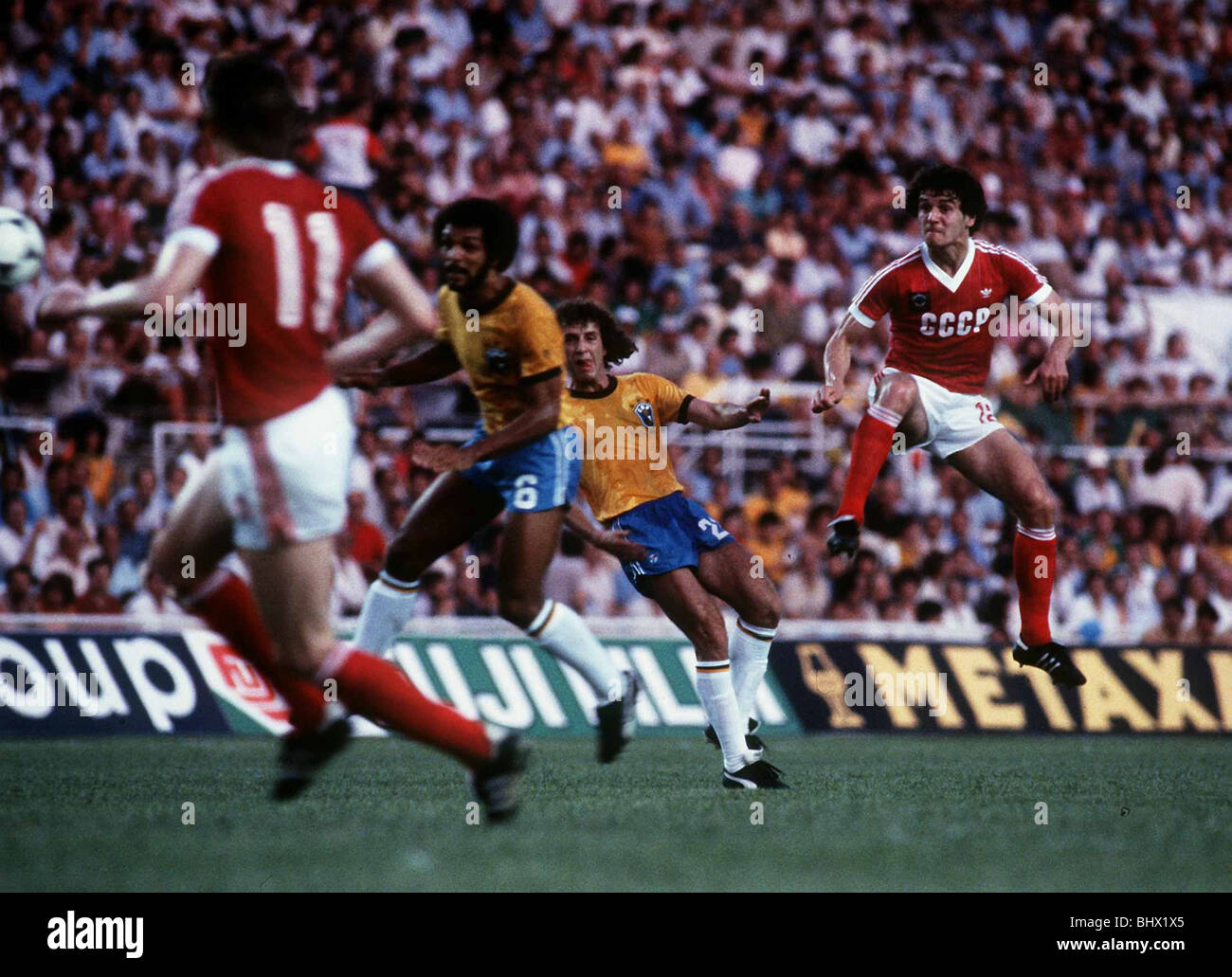 World Cup 1982 gruppo 6 Brasile 2 Russia 1 Andrei Bal prende la guida per l'Unione sovietica la Russia come Oleg Blokhin (11) Junior (6) a guardare. Sanchez Pizjuan, Sevilla Foto Stock