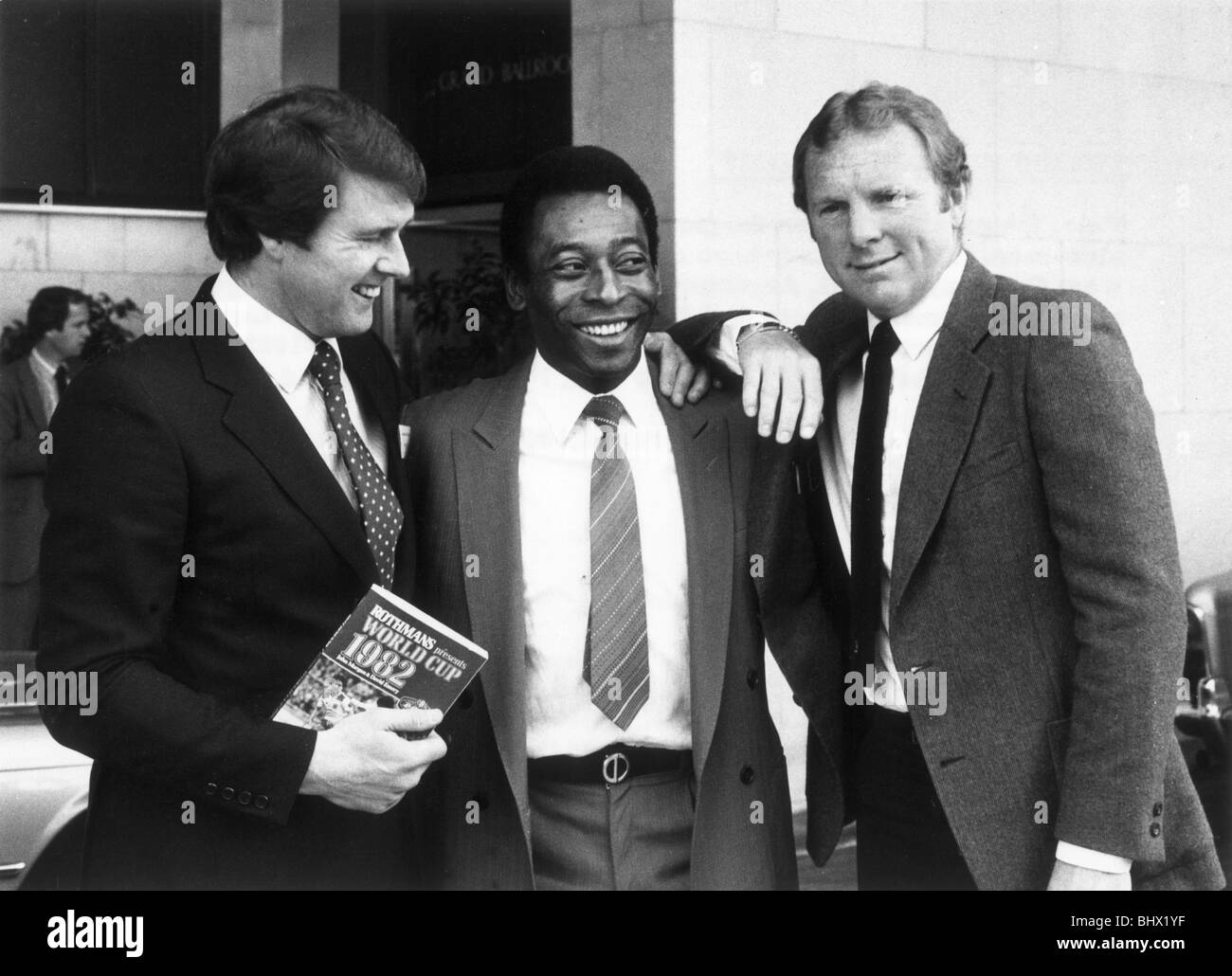 Pele si allea con i vecchi rivali Geoff Hurst sinistra e Bobby Moore a Londra per promuovere Rothman del nuovo video 'World Cup 1930 - 1982 " Foto Stock