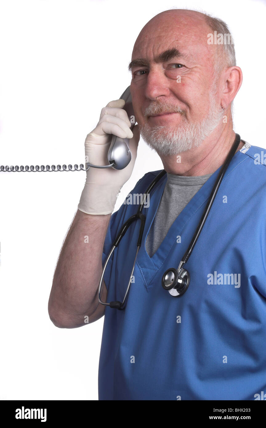 Chirurgo sul telefono Foto Stock