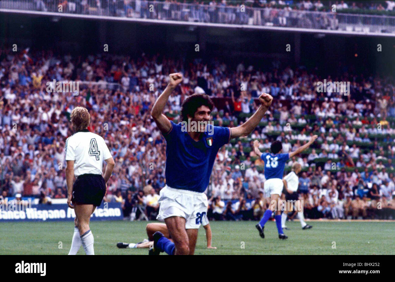 Finale di coppa del mondo 1982 Italia 3 W.Germania 1 Paolo Rossi celebra Alessandro Altobelli terzo obiettivo per Italia Santiago Bernabeu Madrid Foto Stock