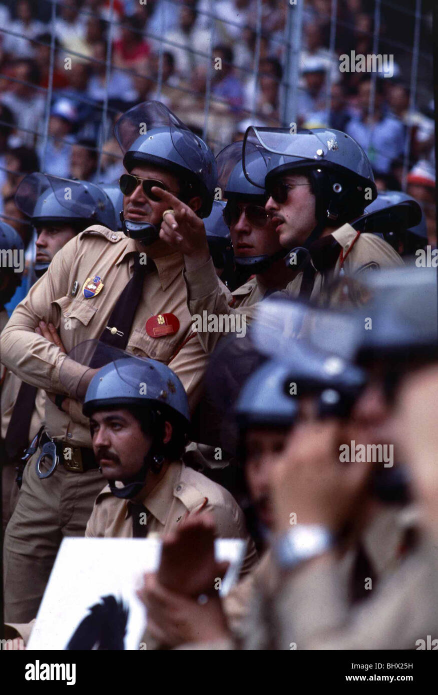 World Cup 1982 gruppo 4 corrispondono Inghilterra 3 Francia 1 guardie di sicurezza segnalare i possibili problemi politici. ©mirrorpix Foto Stock