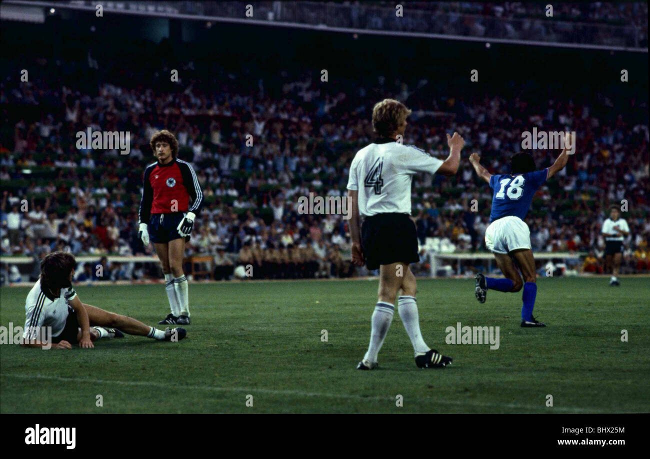 Finale di coppa del mondo 1982 Italia 3 Germania Ovest 1 Alessandro Altobelli (18) celebra il punteggio dell'Italia obiettivo 3a. Molto alla evidente delusione della Germania il portiere Harald Schumacher. Santiago Bernabeu, Madrid Foto Stock