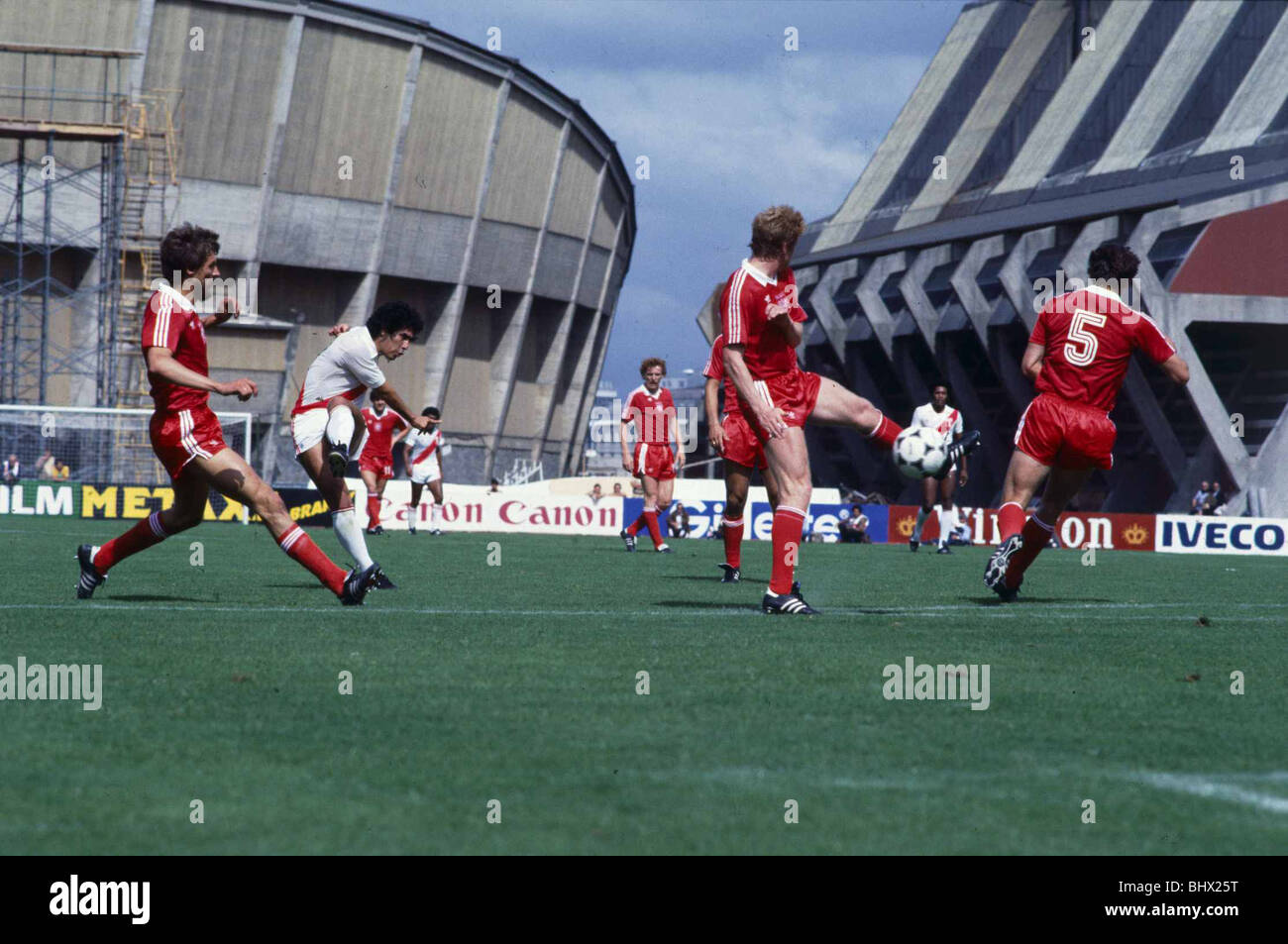 World Cup 1982 Perù 1 Polonia 5 un giocatore peruviano ha uno sciopero a obiettivo ©mirrorpix Foto Stock