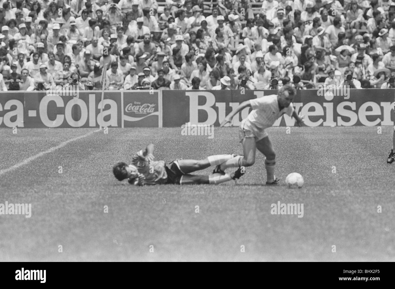 Coppa del mondo Messico '86 Inghilterra v Argentina azione più ventole a partita. Le immagini non equilibrata o pulito solo per scopi di valutazione.Caption locale *** la mano di Dio corrispondono Foto Stock