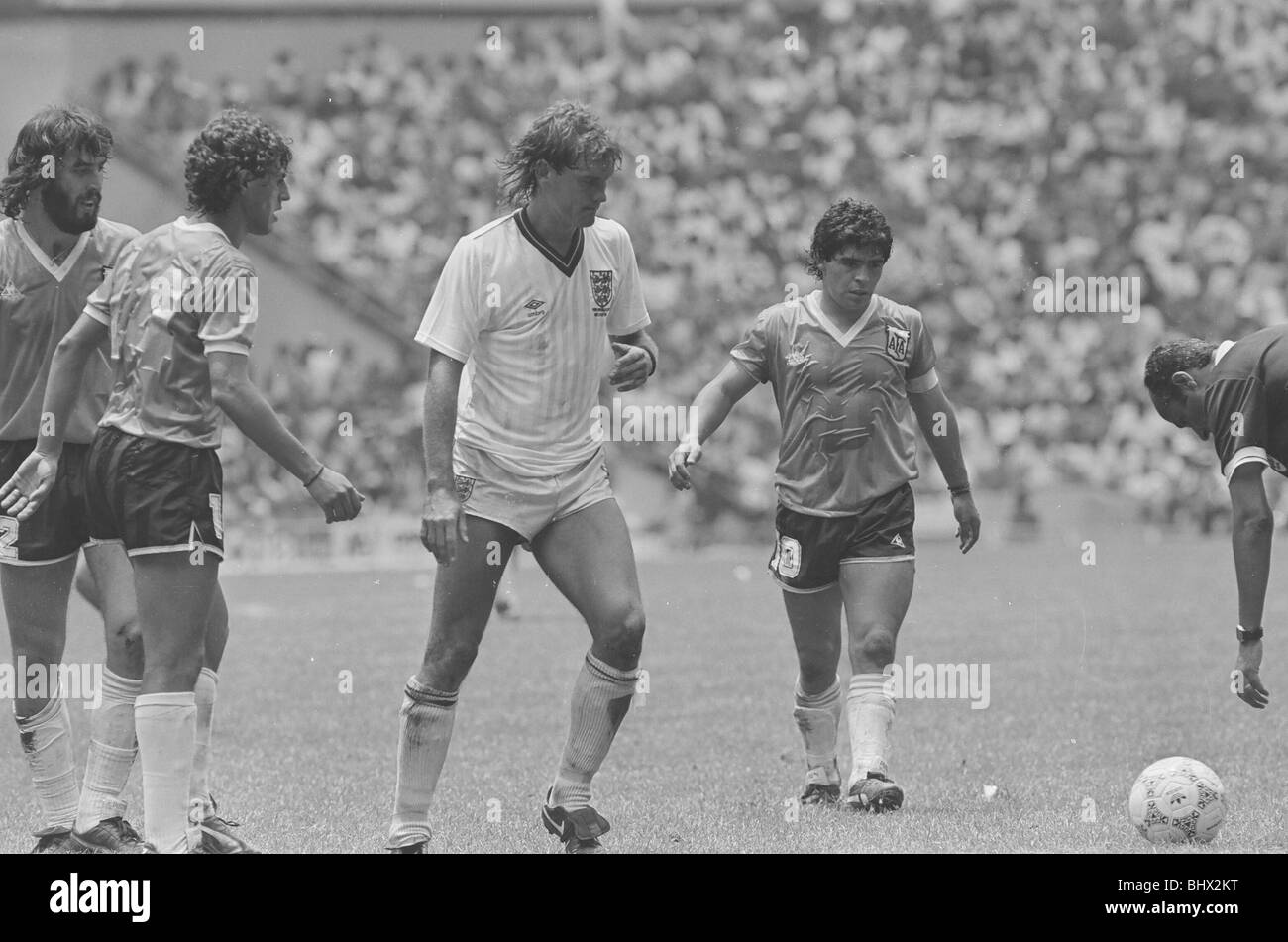 Coppa del mondo Messico '86 Inghilterra v Argentina azione più ventole a partita. Le immagini non equilibrata o pulito solo per scopi di valutazione.Caption locale *** la mano di Dio corrispondono Foto Stock