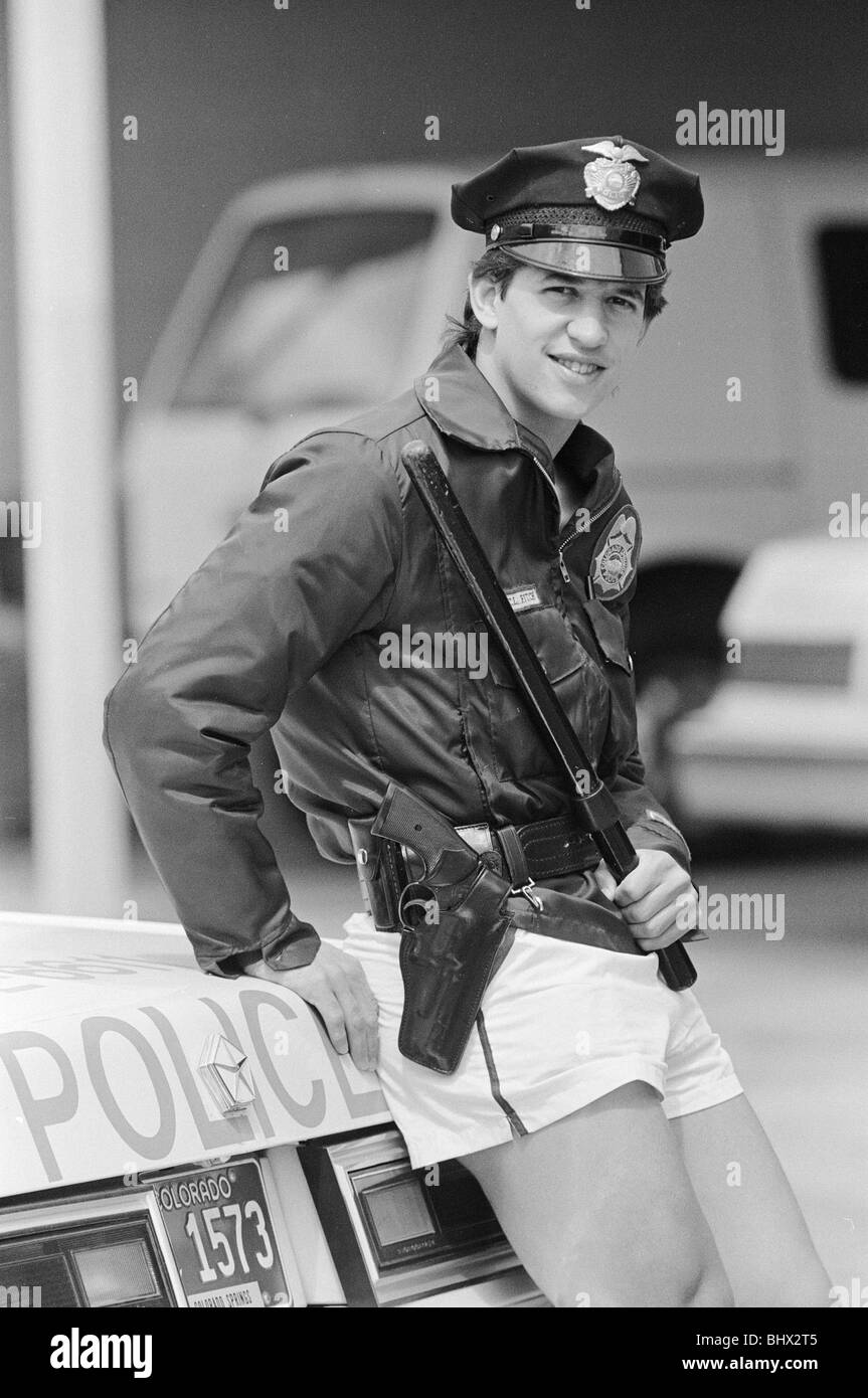 1986 Fase finale della Coppa del Mondo in Messico. Calciatore inglese Gary Lineker vestito in pantaloncini corti e poliziotto giacca e cappello, tenendo un Foto Stock
