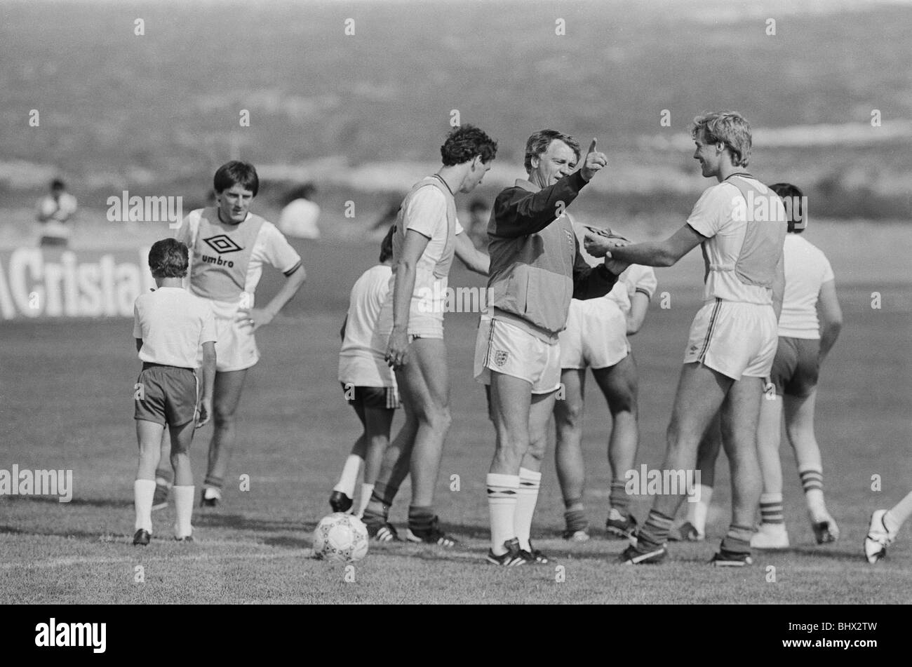 1986 Fase finale della Coppa del Mondo in Messico. Inghilterra team manager Bobby Robson guida i suoi giocatori prima che essi giocano un local boys club in Foto Stock