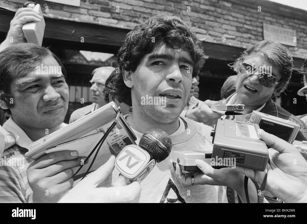 1986 Fase finale della Coppa del Mondo in Messico. Calciatore argentino Diego Maradona parla alla stampa durante una sessione di formazione. Giugno 1986. Foto Stock