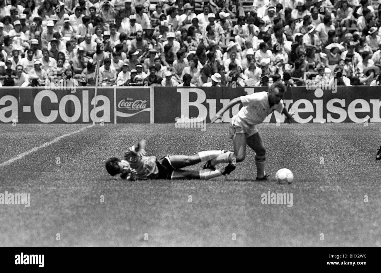 World Cup 1986 Inghilterra 1 Argentina 2 quarti di finale Peter Reid (bianco) è sull'estremità di ricezione di un brutto fallo argentino da dietro Foto Stock