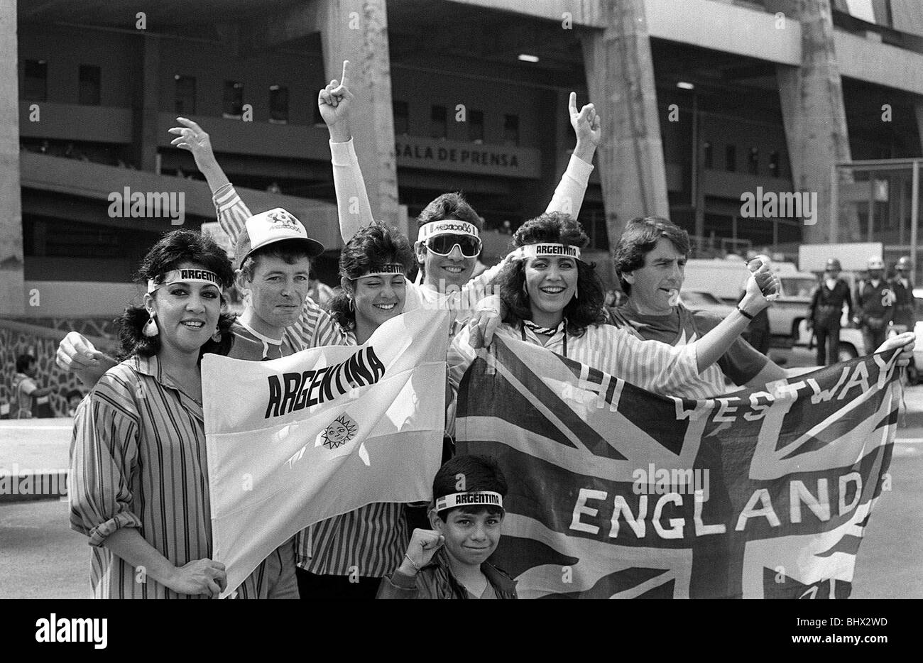 Fase finale della Coppa del Mondo 1986 Inghilterra 1 Argentina 2 quarti di finale inglese e ventole argentino di condividere una risata e uno scherzo al di fuori lo Stadio Azteca, prima che la squadra migliore viene messo K.O. Il match è meglio ricordato per la sua combinazione di poveri arbitri, sfortuna e palese imbrogli. Foto Stock