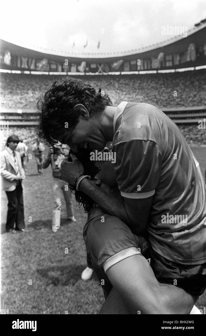 World Cup 1986 Inghilterra 1 Argentina 2 quarti di finale giocatori argentino abbracciare ogni altro dopo il fischio finale. Foto Stock