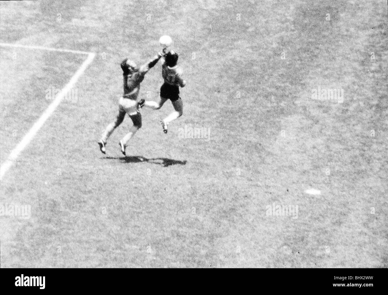 World Cup 1986 quater finale di Inghilterra 1 Argentina 2 verticalmente il contestato, Diego Maradona, manges al salto fuori 6' plus Inghilterra Foto Stock