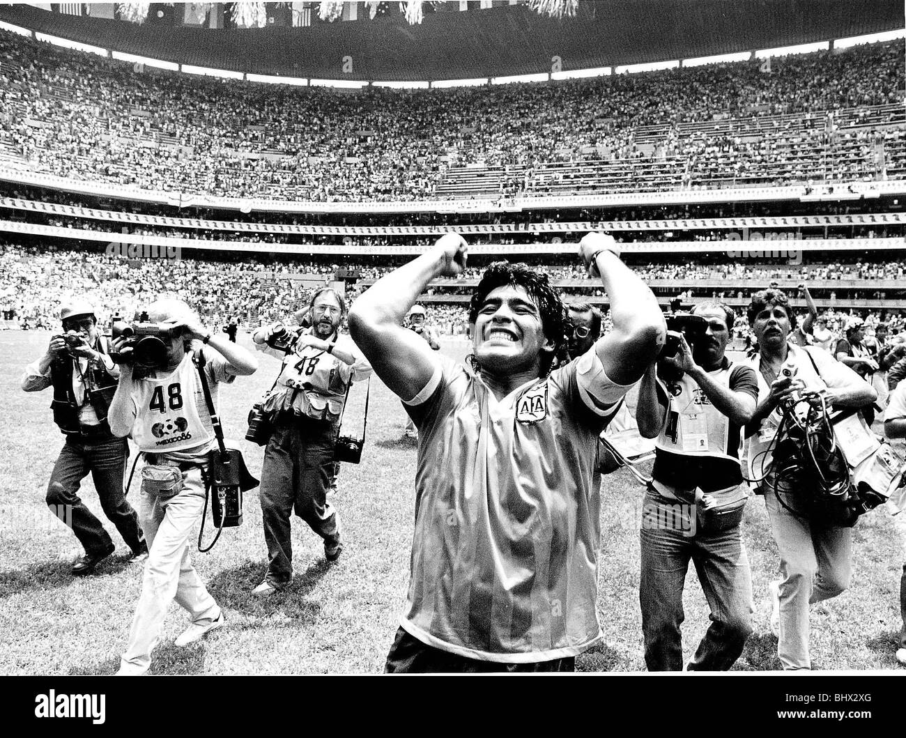 Giugno 1986 World Cup Quarti di Finale Città del Messico Inghilterra 1 v Argentina 2 capitano argentino Diego Maradona celebra la vittoria alla fine Foto Stock