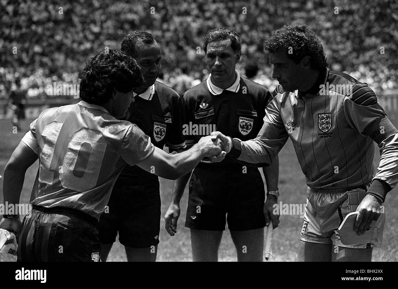 World Cup 1986: Inghilterra 1 Argentina 2. In inghilterra il portiere, Peter Shilton scuote le mani con Diego Maradona prima di kick off. Foto Stock